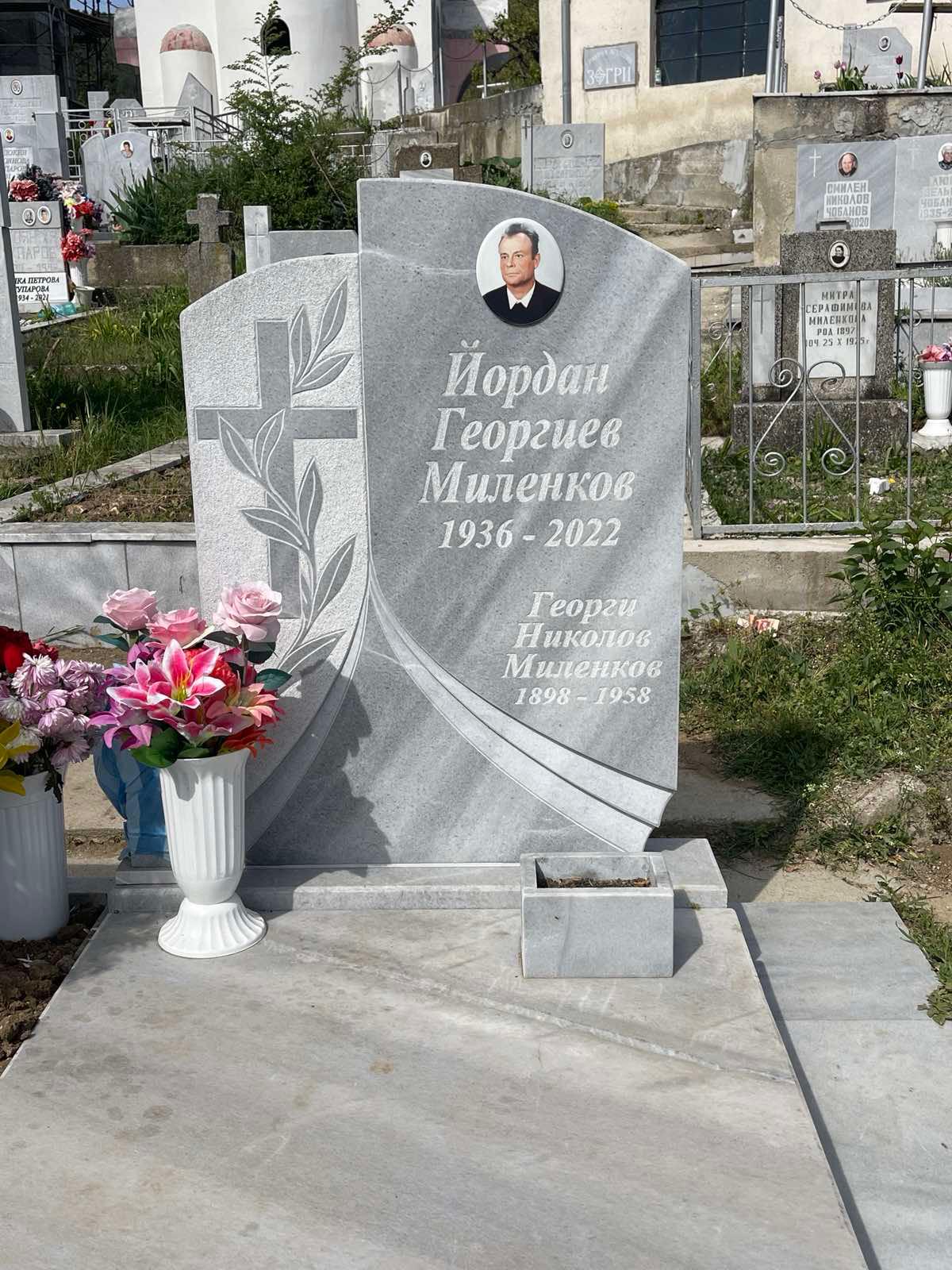 Семеен паметник